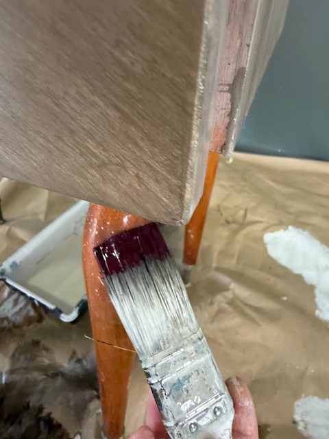 Cómo pintar sapeli: Guía para transformar el mueble más odiado sin perder su veta 13 Pintamos las patas con pintura Essential color Remolacha