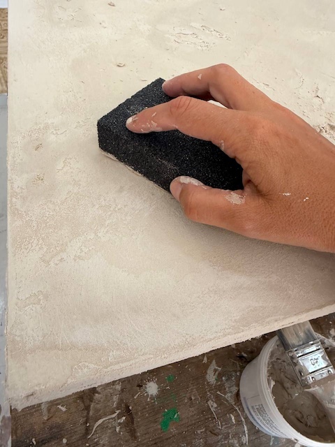 Cómo crear un recibidor con muebles reciclados paso a paso 13 Integramos con la lija la masilla