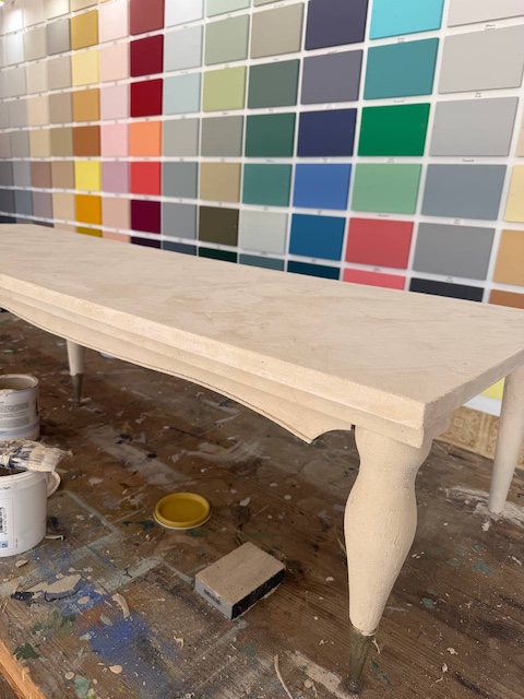 Cómo crear un recibidor con muebles reciclados paso a paso 16 Patas del mueble en color oro