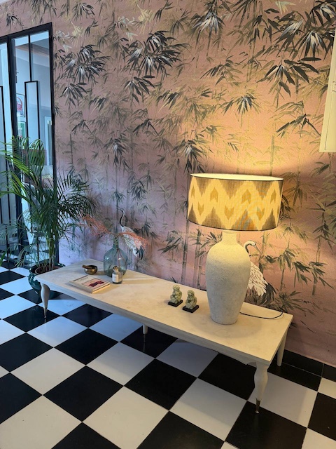 Cómo crear un recibidor con muebles reciclados paso a paso 19 Recibidor con muebel pintado y lámpara