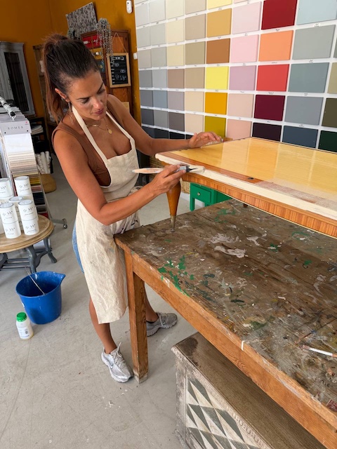 Cómo crear un recibidor con muebles reciclados paso a paso 5 Gema aplicando imprimación