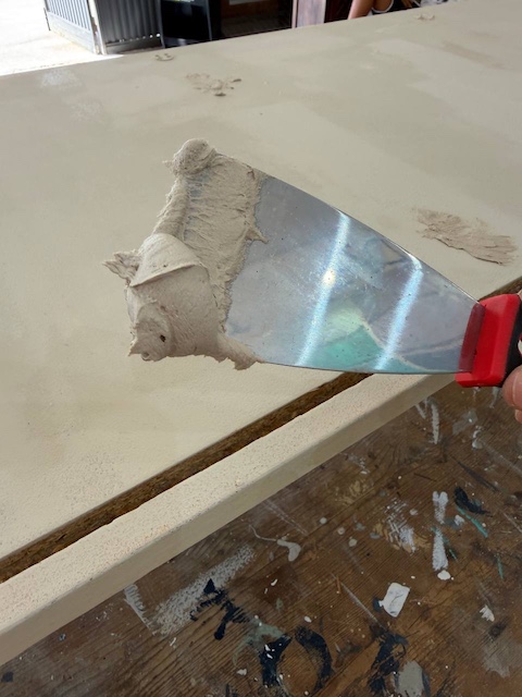 Cómo crear un recibidor con muebles reciclados paso a paso 9 Aplicamos la masilla con espátula