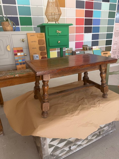 Cómo renovar una mesa con azulejos adhesivos 8 Mesa limpiar preparada para pintar