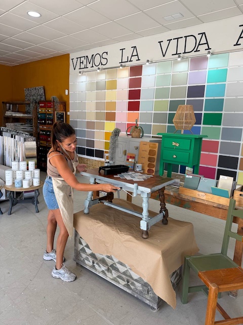 Cómo renovar una mesa con azulejos adhesivos 10 Gema pintando la mesa