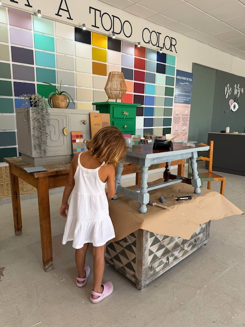 Cómo renovar una mesa con azulejos adhesivos 11 Gemita pintando la mesa