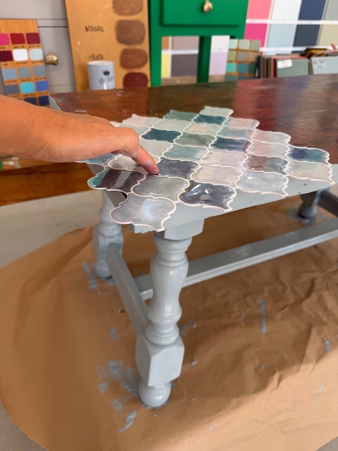 Cómo renovar una mesa con azulejos adhesivos 12 Colocamos los azulejos sombre la mesa