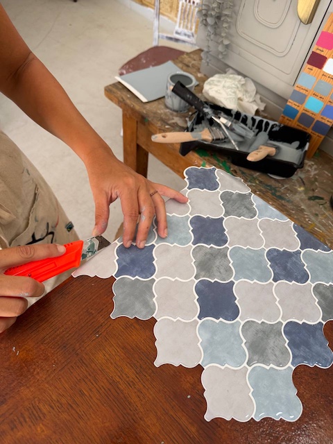 Cómo renovar una mesa con azulejos adhesivos 13 Pegamos los azulejos adhesivos