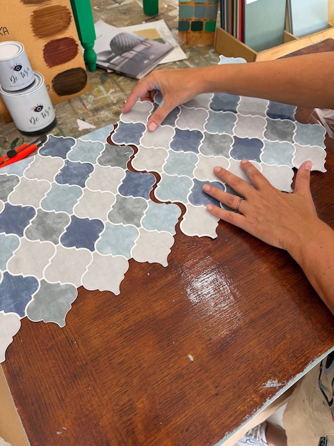 Cómo renovar una mesa con azulejos adhesivos 14 Encajamos los azulejos adhesivos