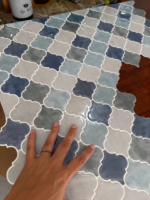 Cómo renovar una mesa con azulejos adhesivos 15 Azulejos adhesivos azules