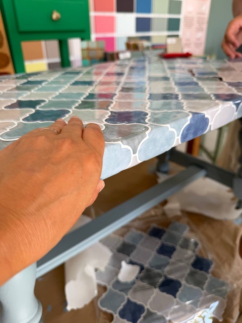 Cómo renovar una mesa con azulejos adhesivos 16 Pegamos los bordes de los azulejos adhesivos