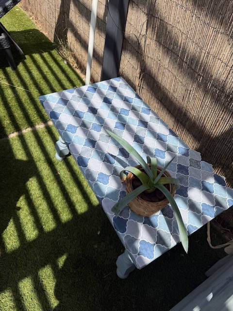 Cómo renovar una mesa con azulejos adhesivos 18 Mesa de exterior restaurada con azulejos adhesivos