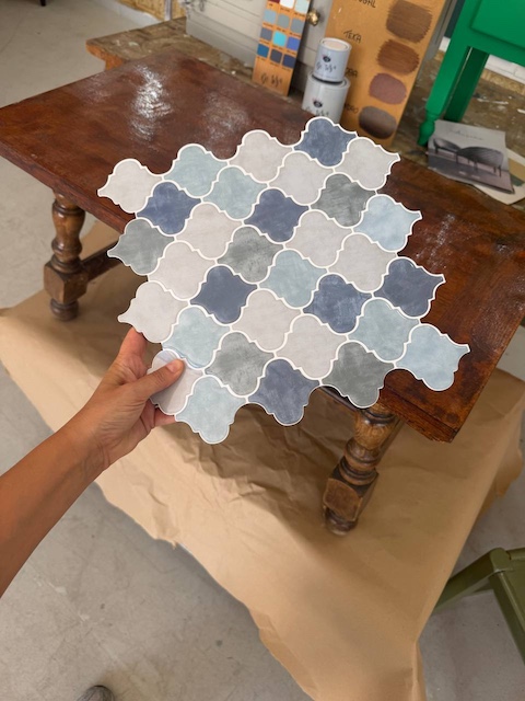 Cómo renovar una mesa con azulejos adhesivos 4 Azulejos adhesivos