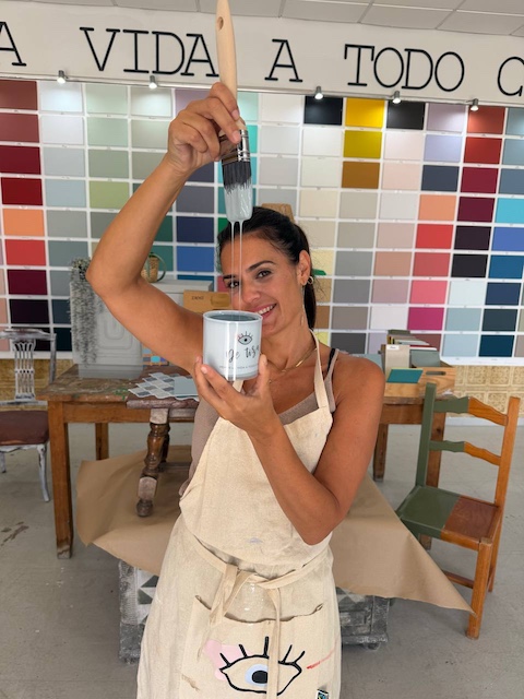 Cómo renovar una mesa con azulejos adhesivos 5 Gema y la pintura ovalo azul