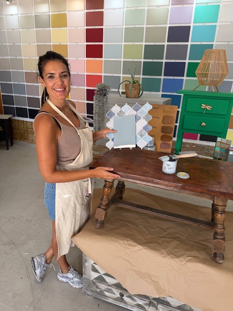 Cómo renovar una mesa con azulejos adhesivos 3 Gema con los azulejos y la mesa
