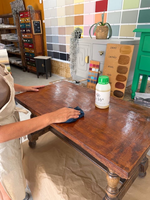Cómo renovar una mesa con azulejos adhesivos 7 Gema limpiando la mesa con Superclean