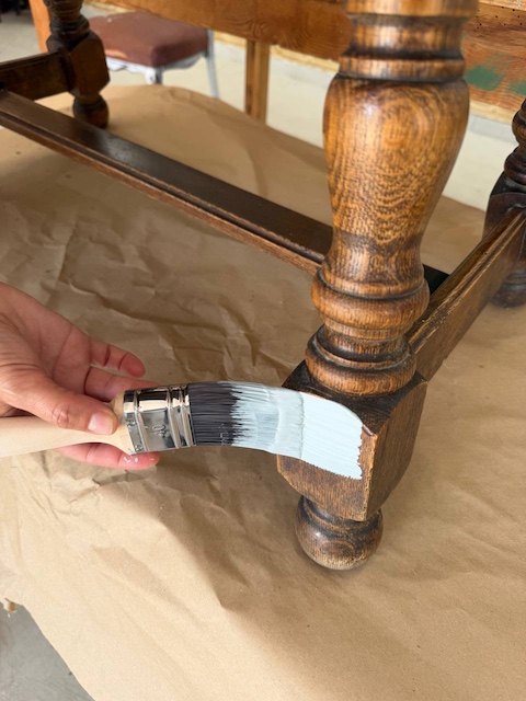 Cómo renovar una mesa con azulejos adhesivos 9 Aplicamos imprimación en la pata de la mesa