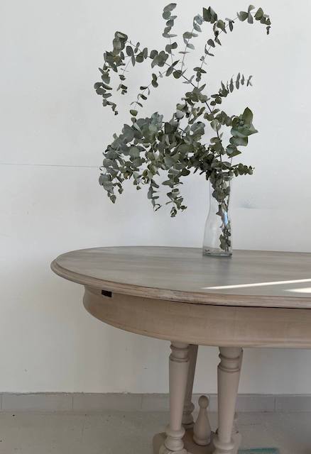 Cómo pintar una mesa de madera de comedor