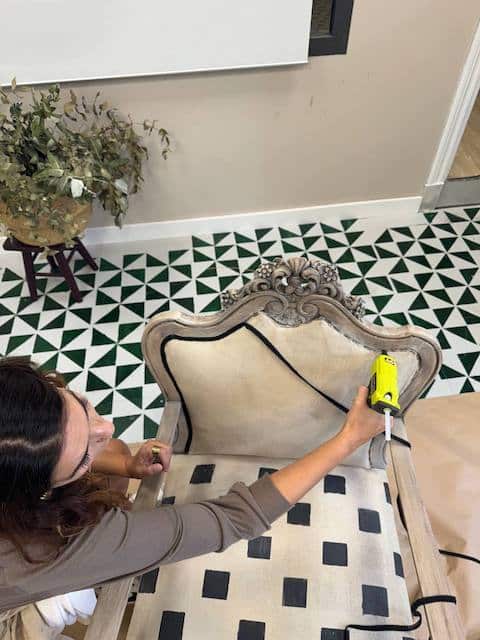 Gema poniendo con cola la cinta para embellecer la costura del sillon pintado con chalk paint