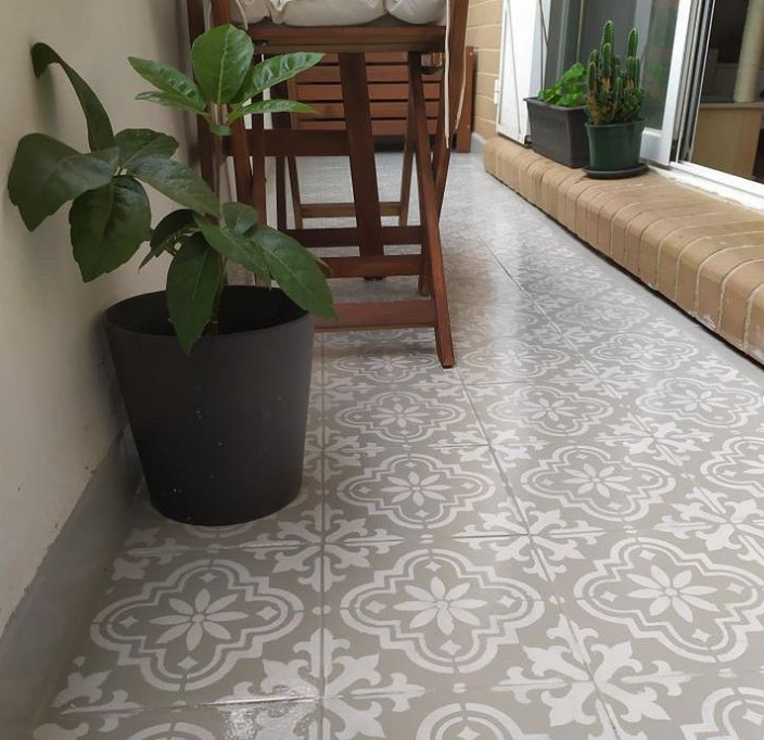 ¿Se puede pintar en verano el exterior? Guía para tener exteriores de revista. 17 Suelo pintado con plantillas